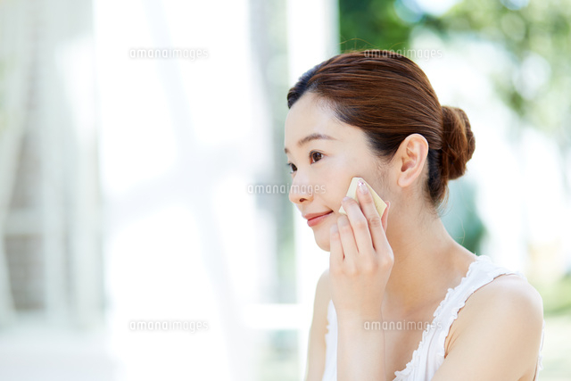 ファンデーションを塗る女性
(c)forty-one/amanaimagesRF