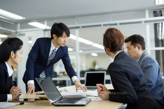 会議中のビジネスマン
(c)forty-one/amanaimagesRF