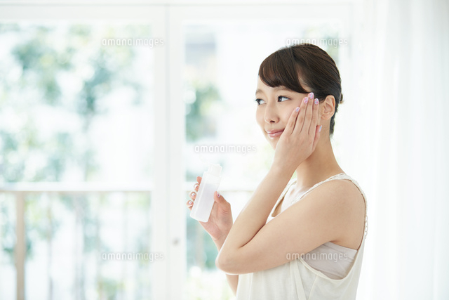 スキンケアする若い女性
(c)forty-one/amanaimagesRF
