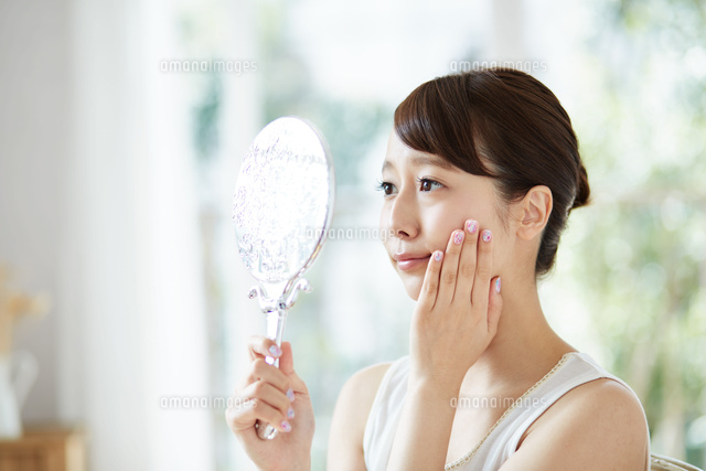 スキンケアする若い女性
(c)forty-one/amanaimagesRF