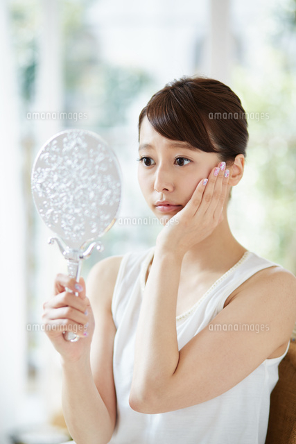 スキンケアする若い女性
(c)forty-one/amanaimagesRF