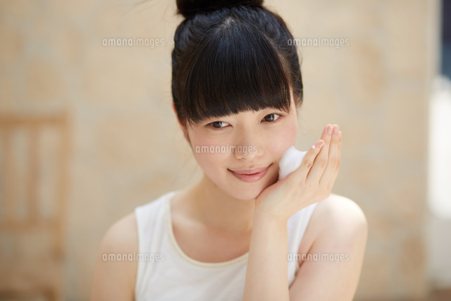 洗顔中の若い女性
(c)forty-one/amanaimagesRF
