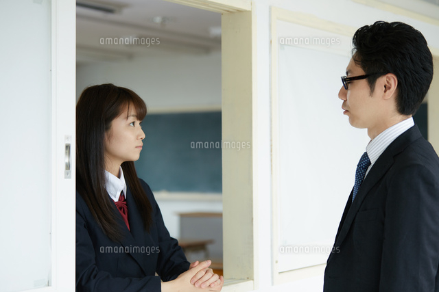 話をする男性教師と女子高生
(c)forty-one/amanaimagesRF