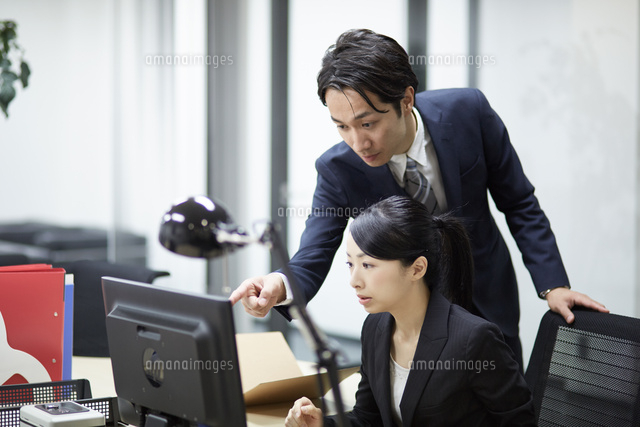 先輩社員の意見を聞くビジネスウーマン
(c)forty-one/a.collectionRF