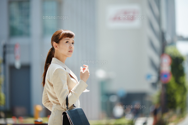 オフィス街を歩く女性
(c)forty-one/a.collectionRF