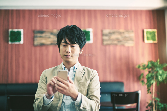 携帯電話を使う男性
(c)forty-one/a.collectionRF