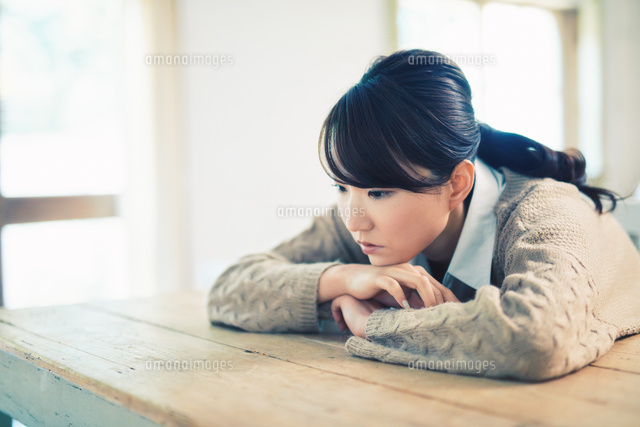 テーブルでリラックスする女性
(c)forty-one/a.collectionRF
