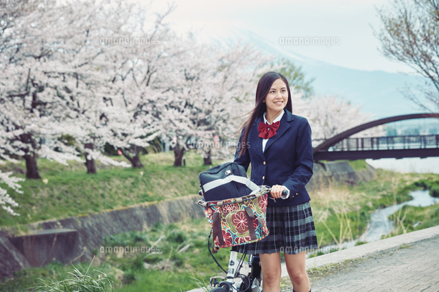 桜並木で自転車を押す女子高生
(c)forty-one/a.collectionRF