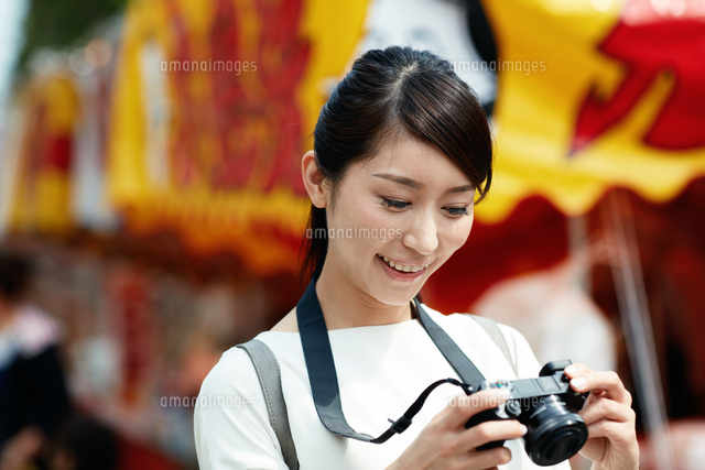 カメラで写真を撮る女性
(c)forty-one/a.collectionRF