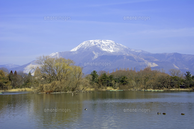 早春の伊吹山と三島池
(c)JUN KANEMATSU/a.collectionRF
