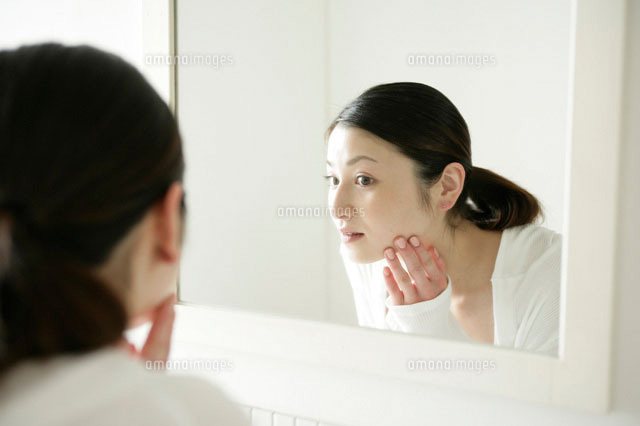 鏡を見る女性[11000015261]｜ 写真素材・ストックフォト・画像・イラスト素材｜アマナイメージズ