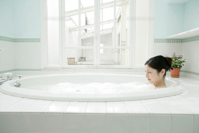 入浴する女性[11000015325]｜ 写真素材・ストックフォト・画像・イラスト素材｜アマナイメージズ