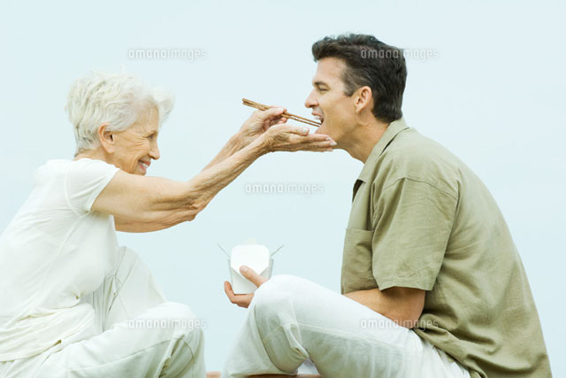 woman feeding adult son takeout food
(c)Odilon Dimier/Photo Alto