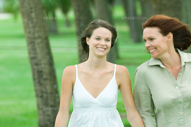 Mother & daughter walking together
(c)Odilon Dimier/Photo Alto