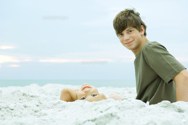 Two brothers at the beach at camera
(c)Odilon Dimier/Photo Alto