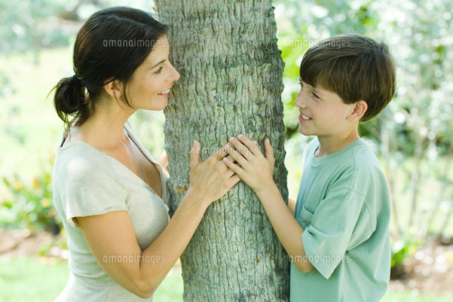 Mother & son leaning against tree trunk
(c)Odilon Dimier/Photo Alto
