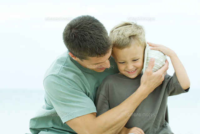 Father & son listening to seashell
(c)Odilon Dimier/Photo Alto