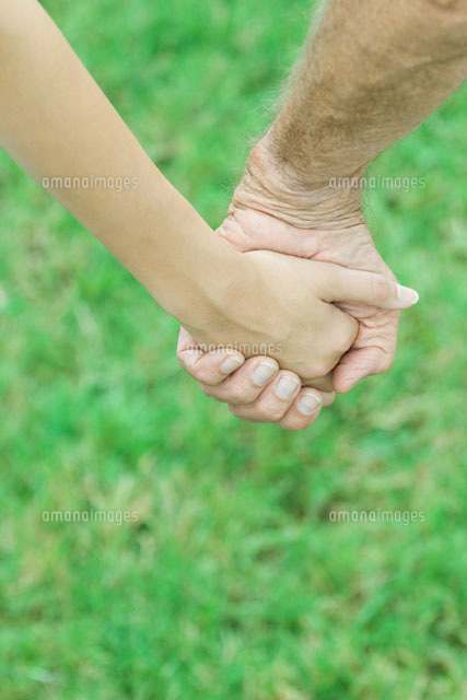 Couple holding hands outdoors
(c)Odilon Dimier/Photo Alto