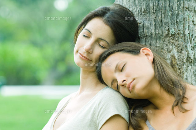 Mother & daughter leaning against tree
(c)Odilon Dimier/Photo Alto