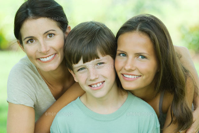 Mother with daughter and son at camera
(c)Odilon Dimier/Photo Alto