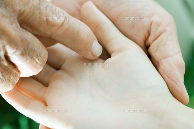 Man touching child’s palm
(c)Odilon Dimier/Photo Alto
