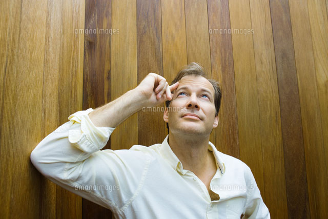 Man touching forehead, looking up
(c)Sandro Di Carlo Darsa/Photo Alto