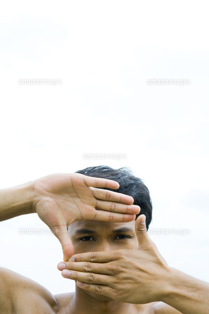 Man looking through finger frame
(c)Sandro Di Carlo Darsa/Photo Alto
