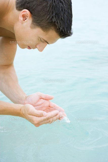 Man holding water in cupped hands
(c)Sandro Di Carlo Darsa/Photo Alto