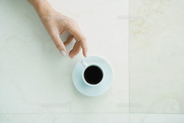 Hand reaching for coffee cup
(c)Sandro Di Carlo Darsa/Photo Alto
