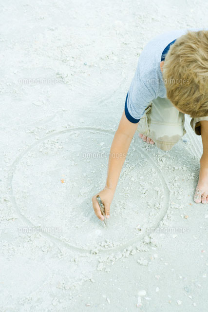 Child drawing circle in the sand
(c)Sandro Di Carlo Darsa/Photo Alto