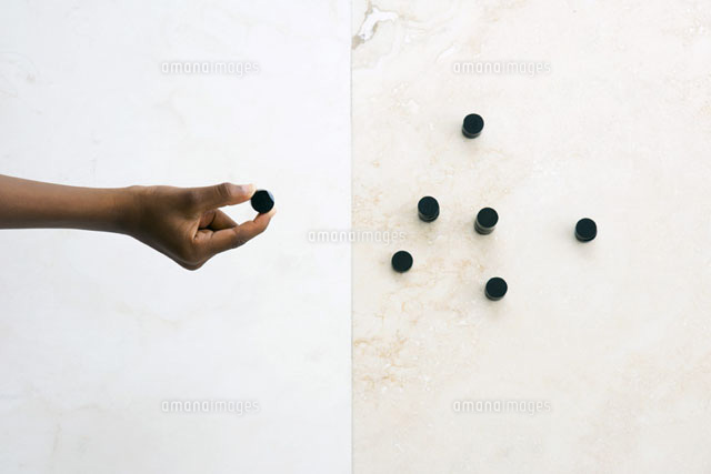 Child arranging plastic objects of hand
(c)Sandro Di Carlo Darsa/Photo Alto