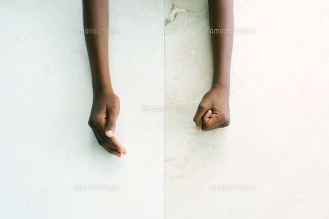 Cropped view of child’s arms
(c)Sandro Di Carlo Darsa/Photo Alto