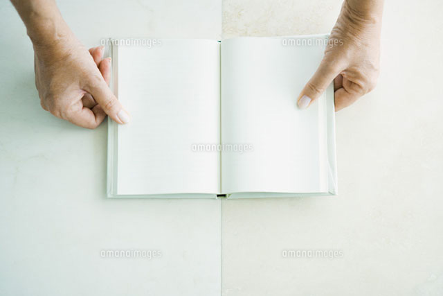 Cropped view of hands holding open book
(c)Sandro Di Carlo Darsa/Photo Alto
