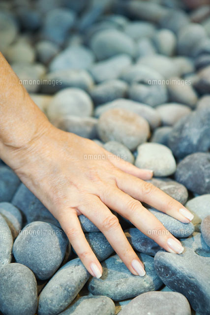 Woman touching pebbles of hand
(c)Sandro Di Carlo Darsa/Photo Alto