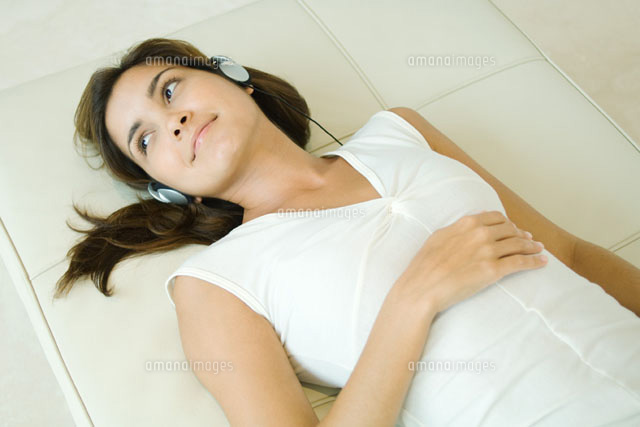 woman lying and listening to headphones
(c)Eric Audras/Photo Alto
