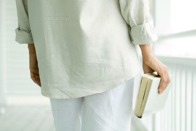Person carrying book rear view
(c)Eric Audras/Photo Alto