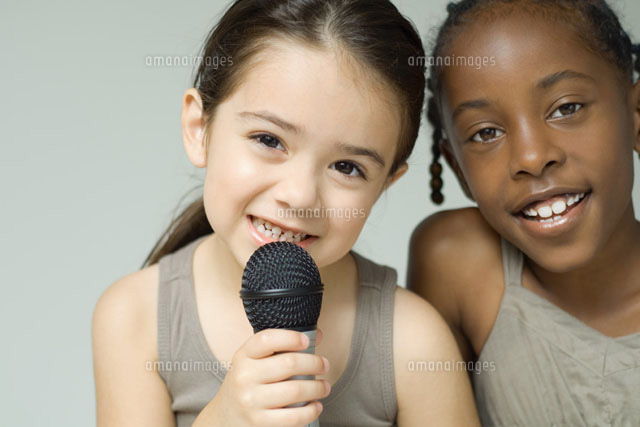 Two girls smiling at camera together
(c)Eric Audras/Photo Alto