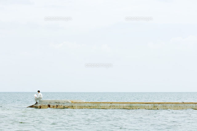 Man sitting and reading book
(c)Eric Audras/Photo Alto