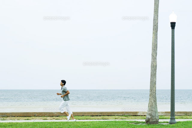 Man running and listening to headphones
(c)Eric Audras/Photo Alto