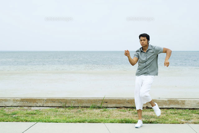 Man listening to headphones & dancing
(c)Eric Audras/Photo Alto