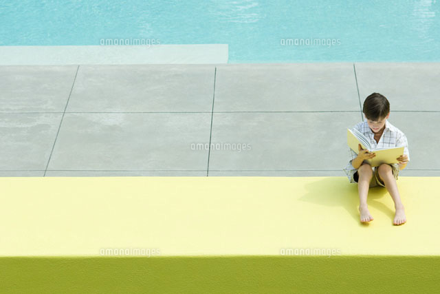 Boy sitting and reading book
(c)Eric Audras/Photo Alto