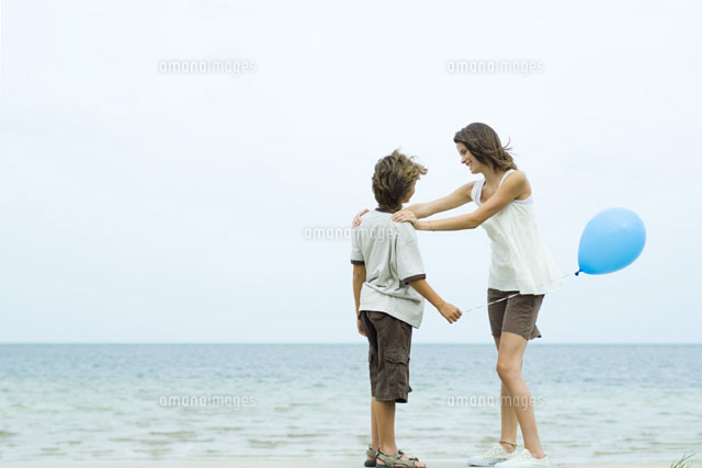 girl standing, boy holding balloon
(c)Eric Audras/Photo Alto