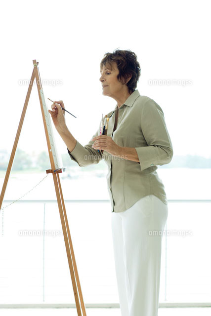 woman painting canvas
(c)Eric Audras/Photo Alto
