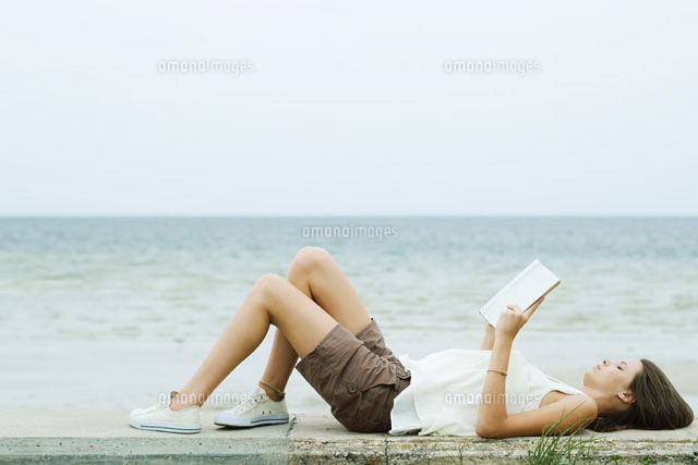 girl lying on the ground, reading book
(c)Eric Audras/Photo Alto