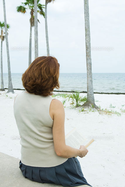 Woman reading book at the beach
(c)Eric Audras/Photo Alto