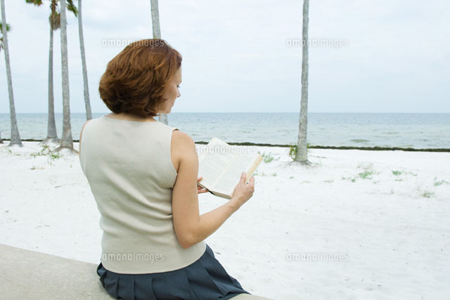 Woman sitting at the beach reading book
(c)Eric Audras/Photo Alto