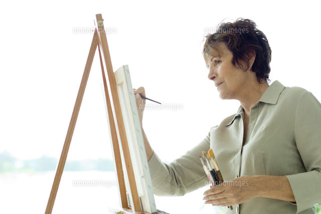 woman painting canvas
(c)Eric Audras/Photo Alto