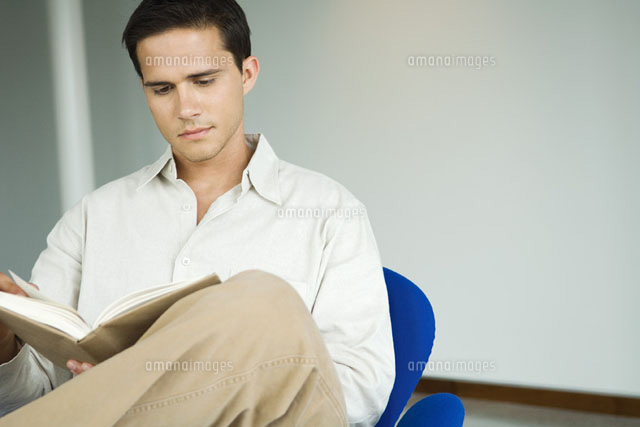 man sitting in chair reading book
(c)Eric Audras/Photo Alto