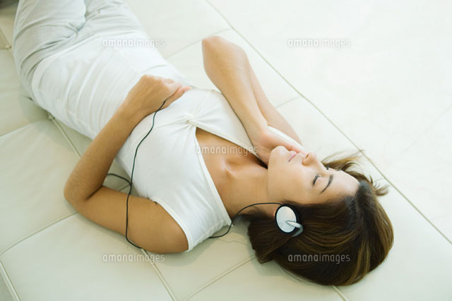 woman lying and listening to headphones
(c)Eric Audras/Photo Alto
