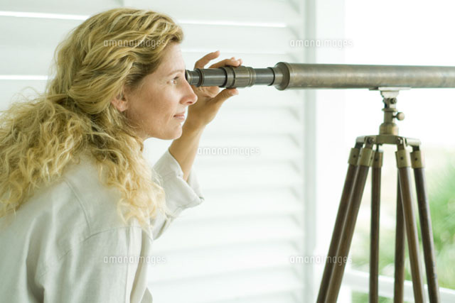Woman looking through telescope
(c)Eric Audras/Photo Alto